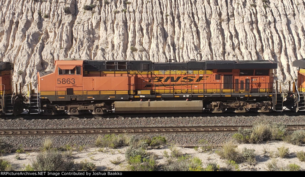 BNSF 5863